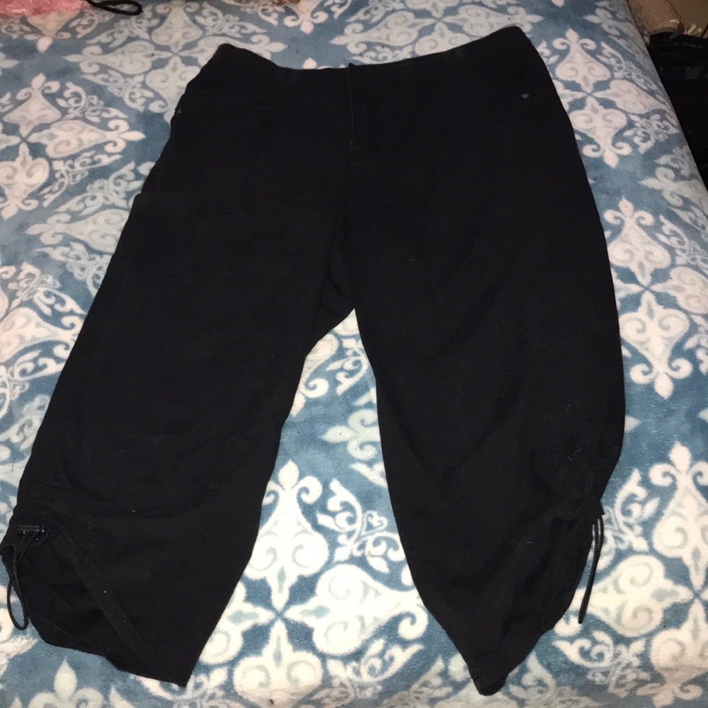 🖤 EUC - Black Women’s Cargo Capris